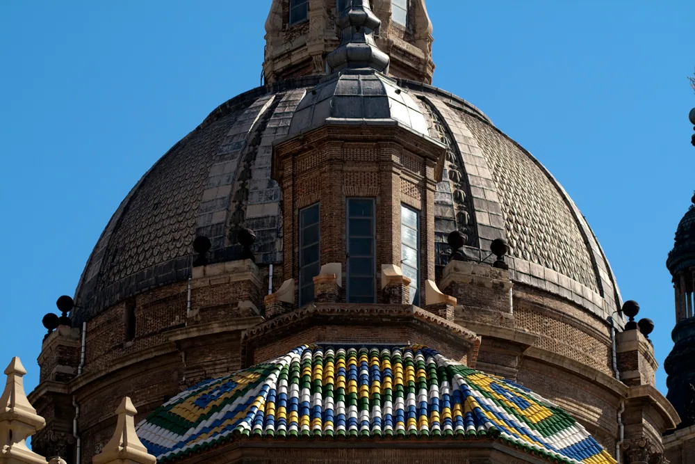 Exterior de la Basílica del Pilar junto a la plaza