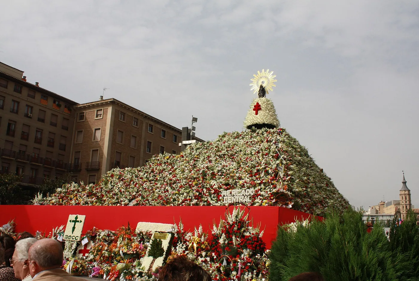 Ofrenda de flores durante las Fiestas del Pilar
