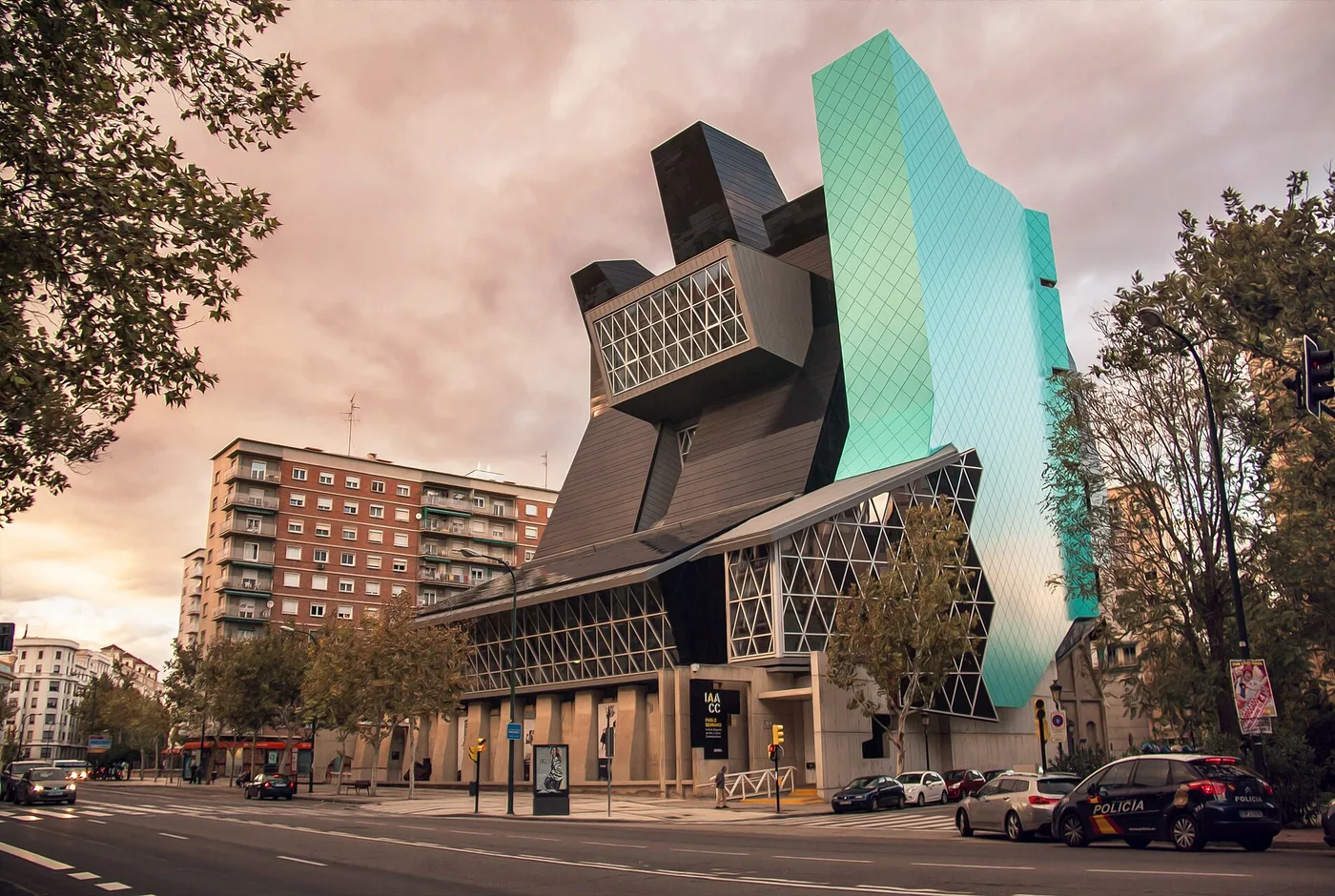 Volúmenes metálicos del edificio IAACC Pablo Serrano