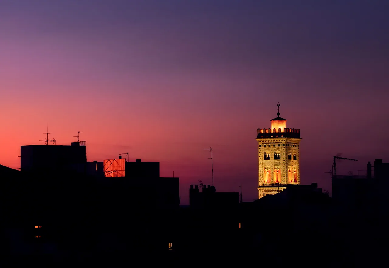 Torre de la Magdalena sobre las calles del barrio