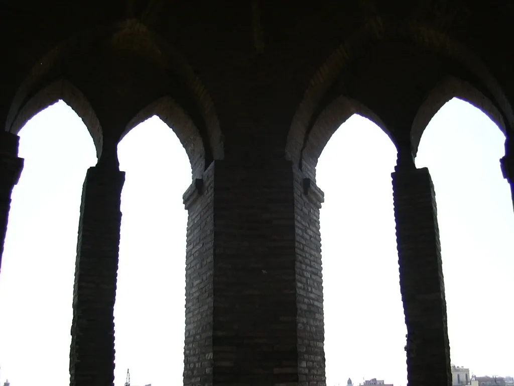 Detalle de las ventanas y el ladrillo de la torre de San Pablo