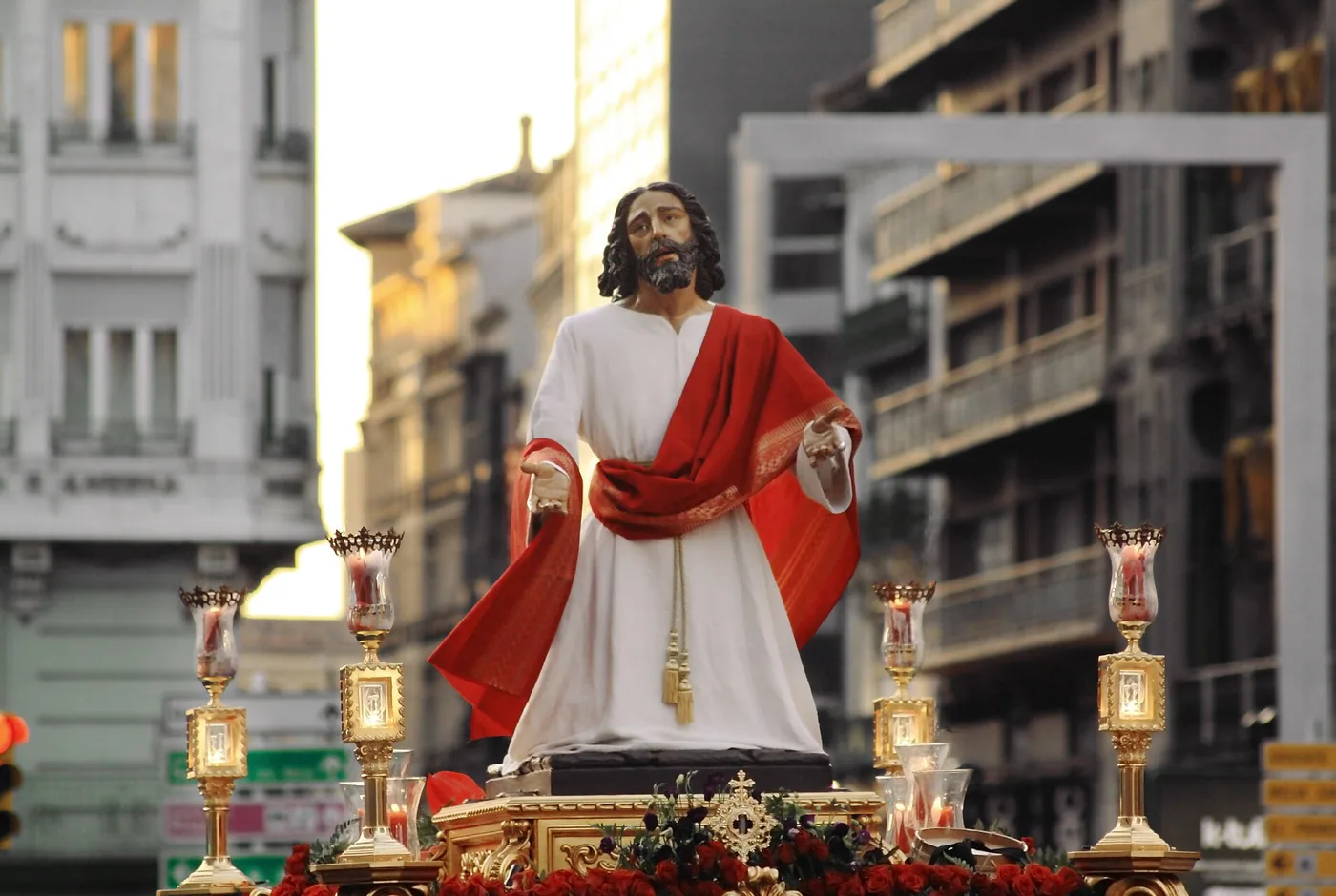 Procesión de Semana Santa en una calle de Zaragoza